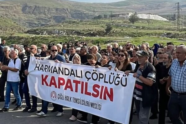 Çiğli’de mahalleli yol kesiti: Çöp gerginliğ...