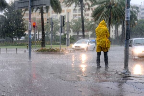 İzmir’in 24 ilçesine ‘sarı’ uyar... İzmir’in 24 ilçesine ‘sarı’ uyar...